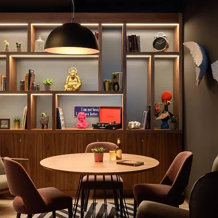 Moxy Oriente Szálloda 3*