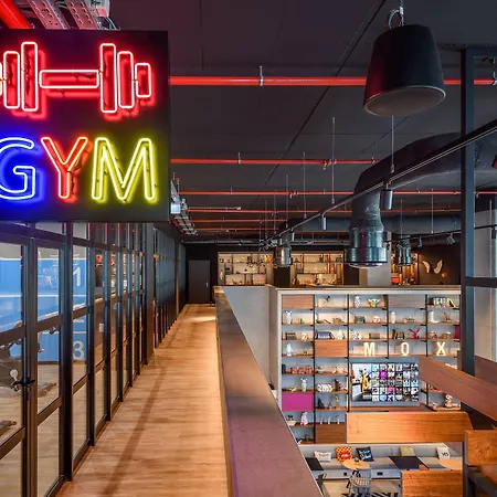 Отель Moxy Oriente