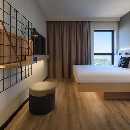 מלון Moxy Oriente 3*