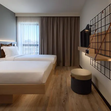 Moxy Oriente 3*